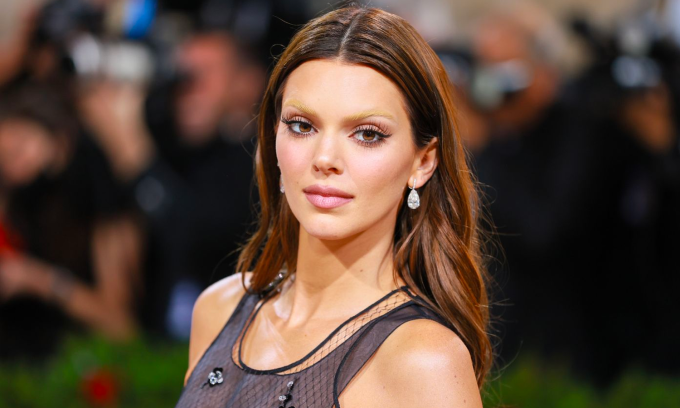 Xu hướng “trang điểm như không trang điểm” Xuân Hè 2023