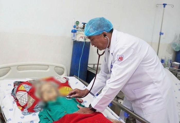 Bác sĩ thăm khám cho bà cụ bị chảy máu trực tràng ồ ạt - Ảnh BVCC