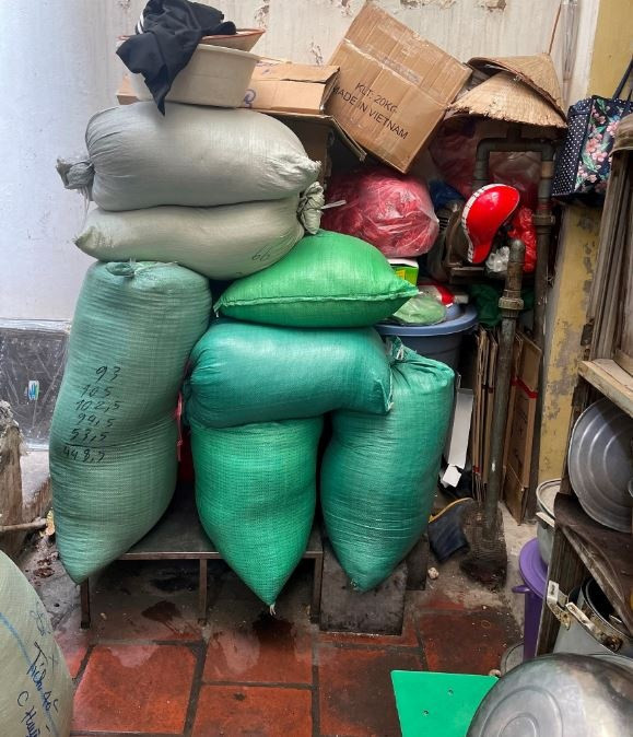 Khu sản xuất và để nguyên liệu của cơ sở bánh cốm Nguyên Ninh