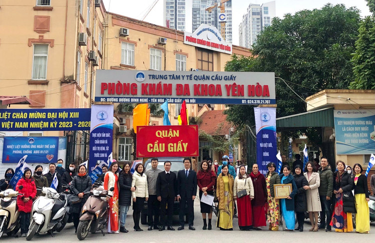 Đoàn xe tuyên truyền hưởng ứng ngày Dân số Việt Nam của quận Cầu Giấy trước giờ diễu hành