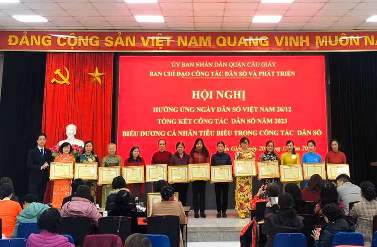 Đồng chí Nguyễn Quốc Tuấn, Phó Trưởng Ban chỉ đạo công tác Dân số &amp; Phát triển quận – Giám đốc TTYT Cầu Giấy trao Giấy khen cho các CTV dân số tiêu biểu