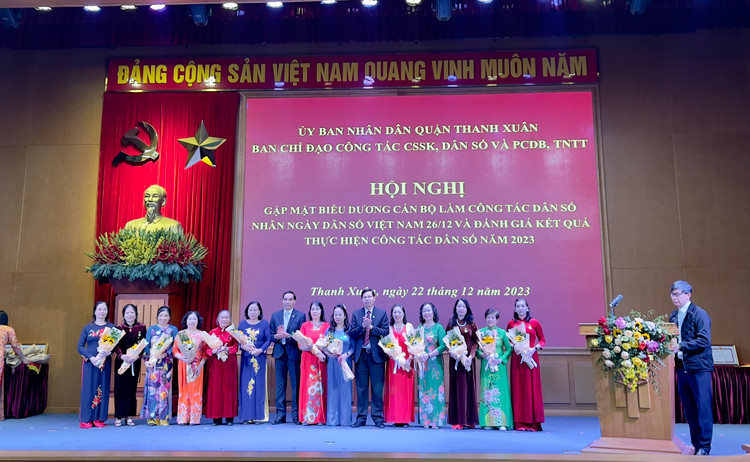 UBND quận Thanh Xuân đã khen thưởng 8 tập thể và 32 cá nhân có thành tích xuất sắc trong công tác dân số năm 2023.