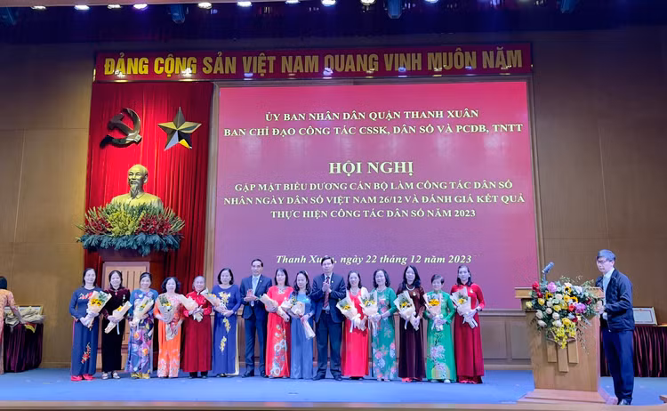 UBND quận Thanh Xuân đã khen thưởng 8 tập thể và 32 cá nhân có thành tích xuất sắc trong công tác dân số năm 2023.