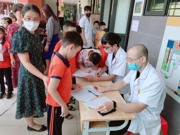 Khám sàng lọc dậy thì sớm cho học sinh tiểu học