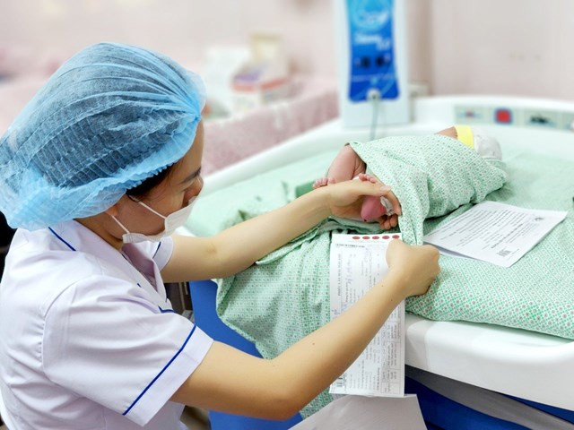 Lấy máu gót chân sàng lọc các bệnh lý rối loạn chuyển hóa, di truyền