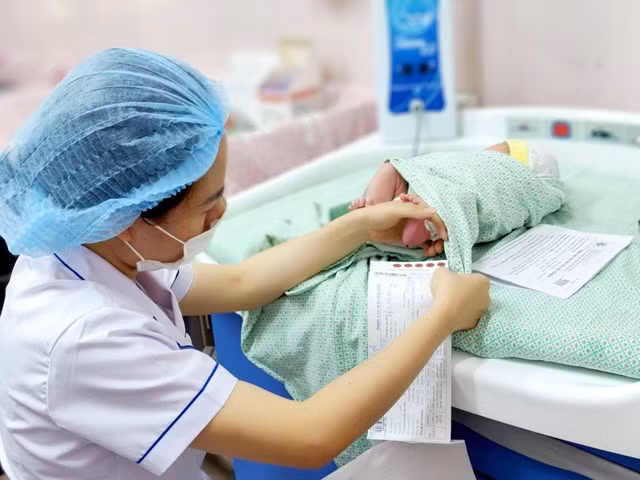 Lấy máu gót chân sàng lọc các bệnh lý rối loạn chuyển hóa, di truyền