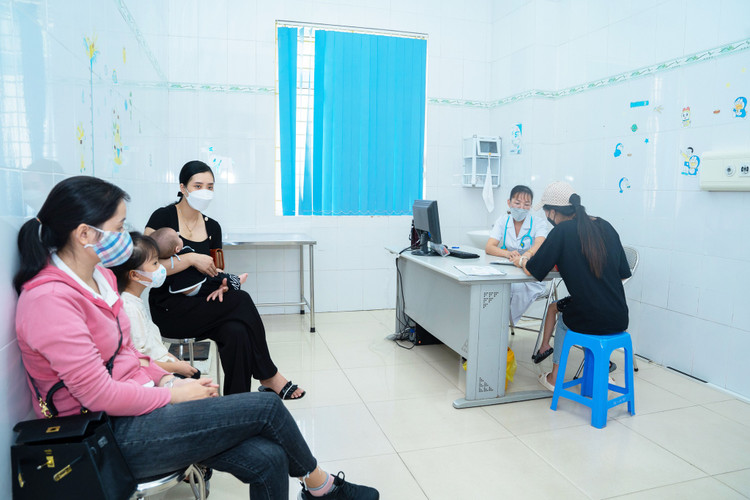 Thời tiết chuyển mùa, nhiều trẻ mắc các bệnh hô hấp