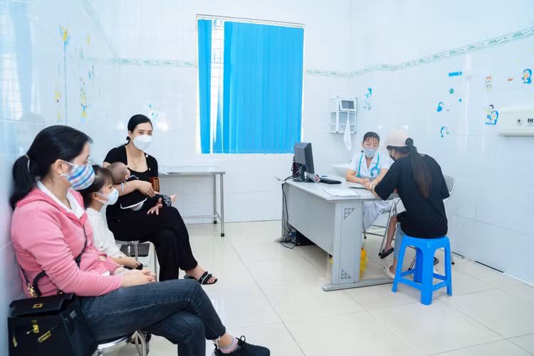 Thời tiết chuyển mùa, nhiều trẻ mắc các bệnh hô hấp