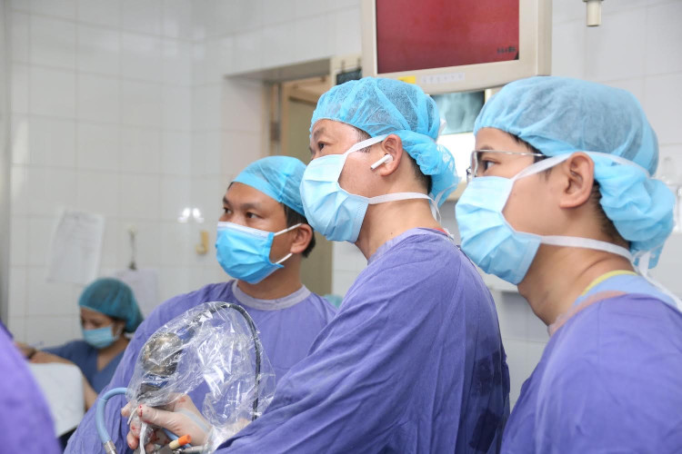 Nhiều phương pháp điều trị mang tính đột phá công nghệ đang được áp dụng tại Bệnh viện Hữu nghị Việt Đức như mổ nội soi, tán sỏi qua da (hay tán sỏi ngoài cơ thể), tán sỏi nội soi ngược dòng bằng laser…