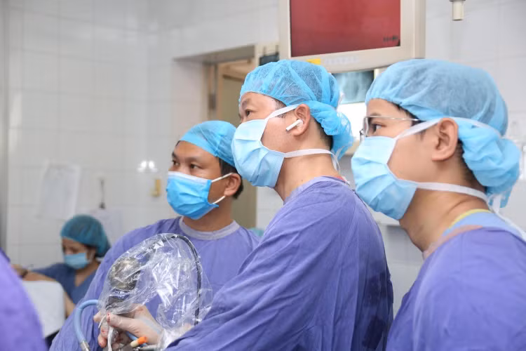 Nhiều phương pháp điều trị mang tính đột phá công nghệ đang được áp dụng tại Bệnh viện Hữu nghị Việt Đức như mổ nội soi, tán sỏi qua da (hay tán sỏi ngoài cơ thể), tán sỏi nội soi ngược dòng bằng laser…