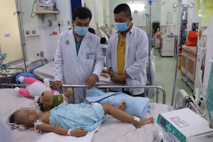 Lần đầu tiên sử dụng ECMO cứu bệnh nhi mắc tay chân miệng nguy kịch ảnh 2 Lần đầu tiên sử dụng ECMO cứu bệnh nhi mắc tay chân miệng nguy kịch ảnh 2