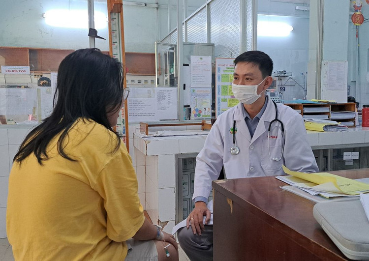 Bệnh nhi N.B.T. được bác sĩ của khoa Tim mạch thăm khám trước khi xuất viện