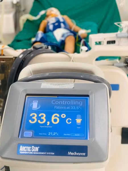 Hạ thân nhiệt cứu trẻ 5 tuổi ngừng thở, ngừng tim sau đuối nước ảnh 1