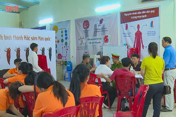 Lực lượng chức năng làm việc với Công ty TNHH Kingsam An Phát. Ảnh: Báo Hà Tĩnh