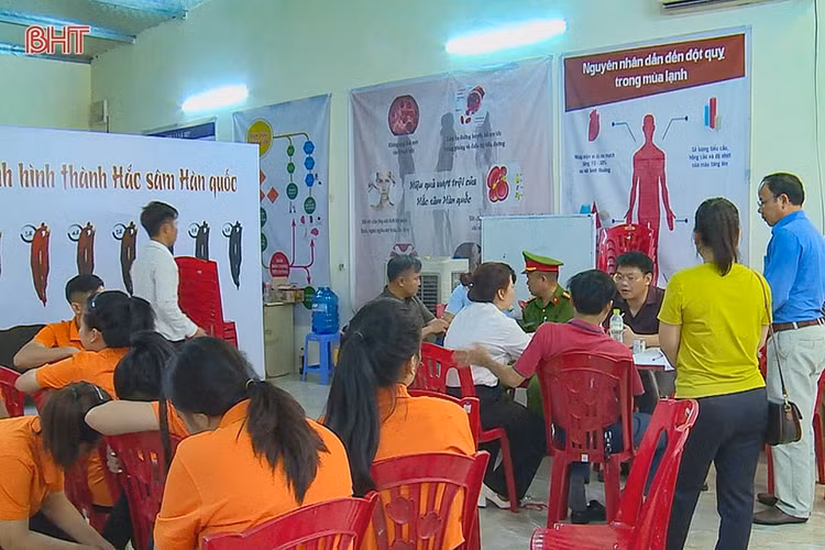 Lực lượng chức năng làm việc với Công ty TNHH Kingsam An Phát. Ảnh: Báo Hà Tĩnh