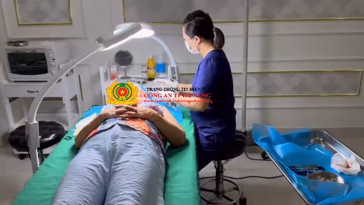 Tại thời điểm kiểm tra, phát hiện nhân viên cơ sở Thẩm mỹ Kangzin đang phẫu thuật làm đẹp cho khách hàng. Ảnh: Công an TP Đà Nẵng