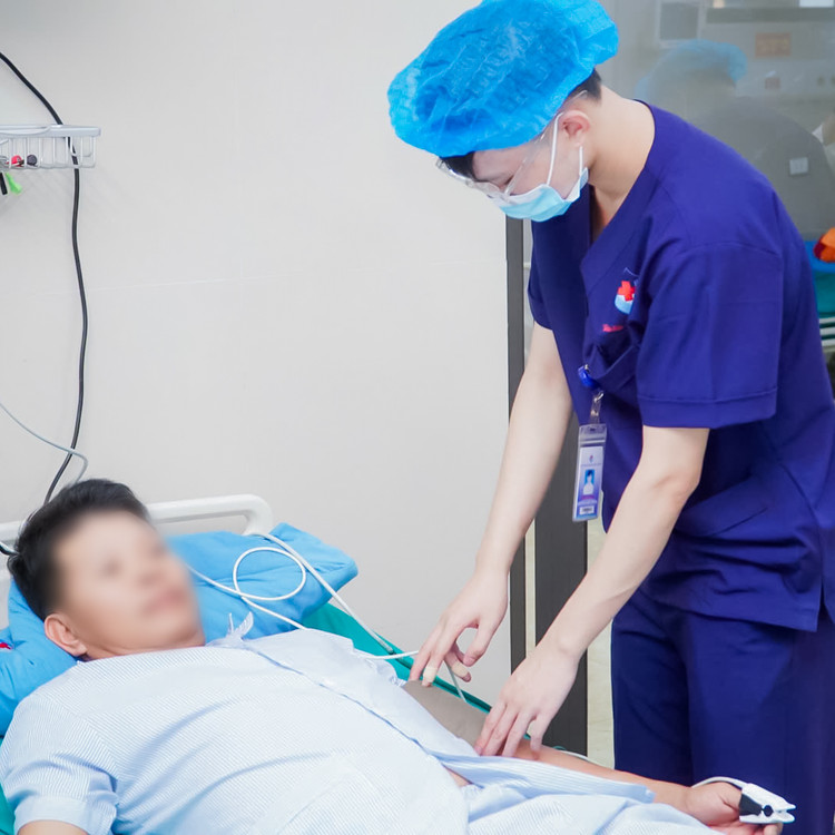 Thăm khám cho bệnh nhân - Ảnh BVCC