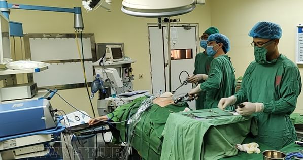 Phẫu thuật nội soi cắt u đại tràng cho bệnh nhân - Ảnh BVCC Phẫu thuật nội soi cắt u đại tràng cho bệnh nhân - Ảnh BVCC