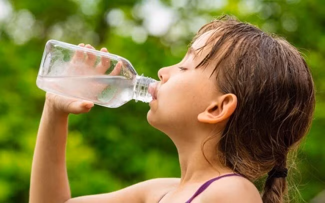 Bổ sung nước cho trẻ càng sớm càng tốt khi phát hiện trẻ say nắng