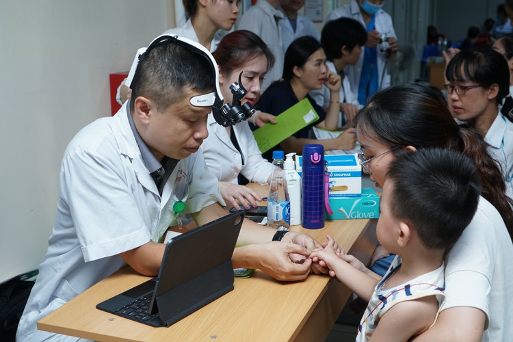 Thăm khám sàng lọc cho các bệnh nhi bị dị tật