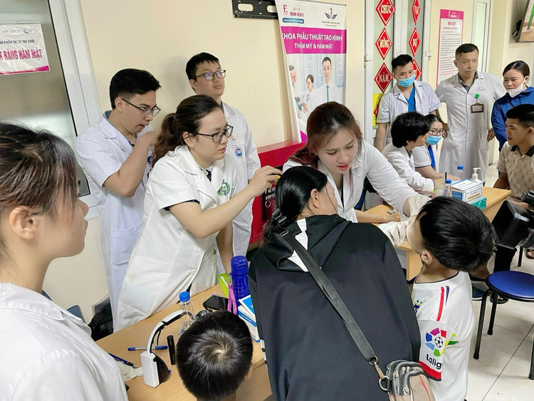 Thăm khám cho trẻ bị dị tật