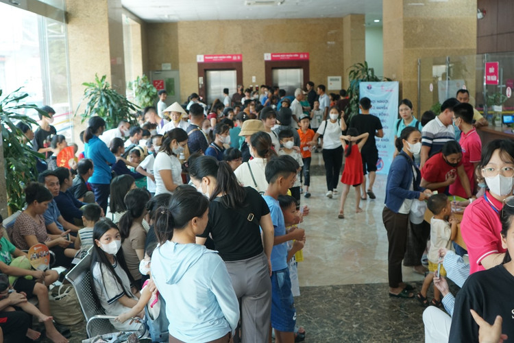 Rất đông các gia đình đưa con tới khám sàng lọc dị tật