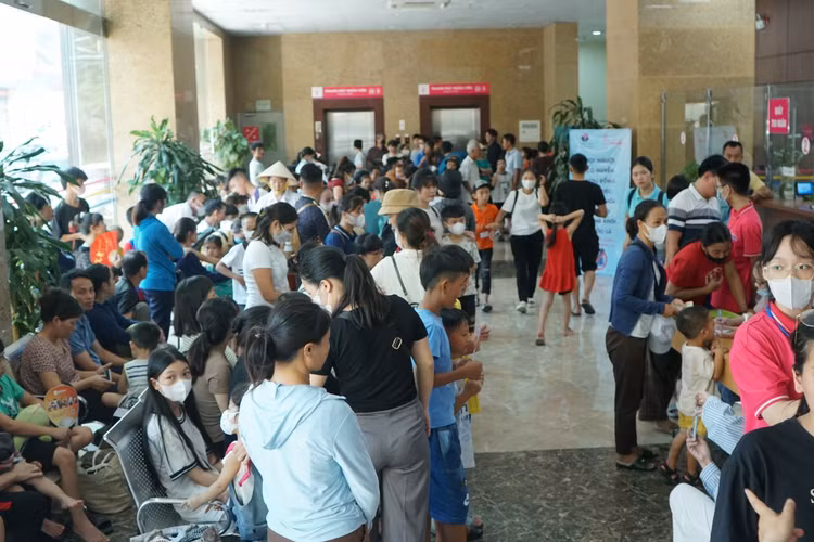 Rất đông các gia đình đưa con tới khám sàng lọc dị tật Rất đông các gia đình đưa con tới khám sàng lọc dị tật