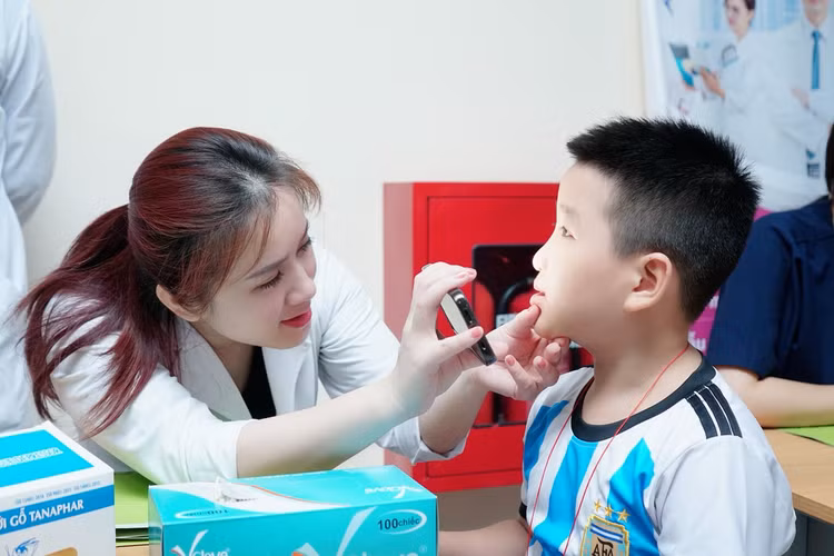 Thăm khám cho bệnh nhi - Ảnh ĐHYDCC Thăm khám cho bệnh nhi - Ảnh ĐHYDCC