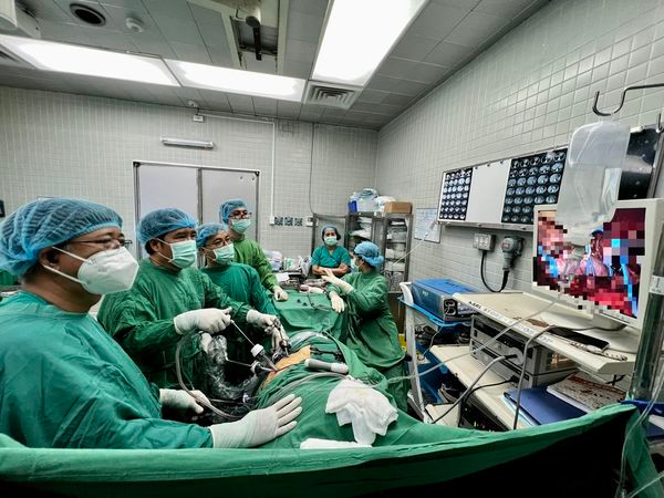 Nội soi thành công cho bệnh ung thư thận có chồi bướu trong tĩnh mạch chủ ảnh 1