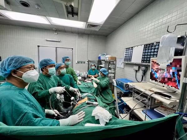 Nội soi thành công cho bệnh ung thư thận có chồi bướu trong tĩnh mạch chủ ảnh 1