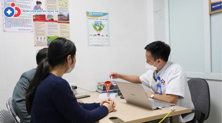 Bác sĩ tư vấn cho vợ chồng bệnh nhân - Ảnh BVCC