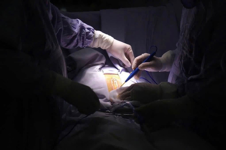 Hình ảnh người bệnh Thào Thị Linh được ê-kíp 2 bệnh viện tiến hành phẫu thuật - Ảnh BVCC