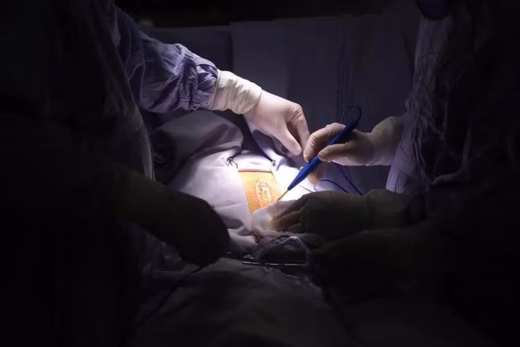 Hình ảnh người bệnh Thào Thị Linh được ê-kíp 2 bệnh viện tiến hành phẫu thuật - Ảnh BVCC