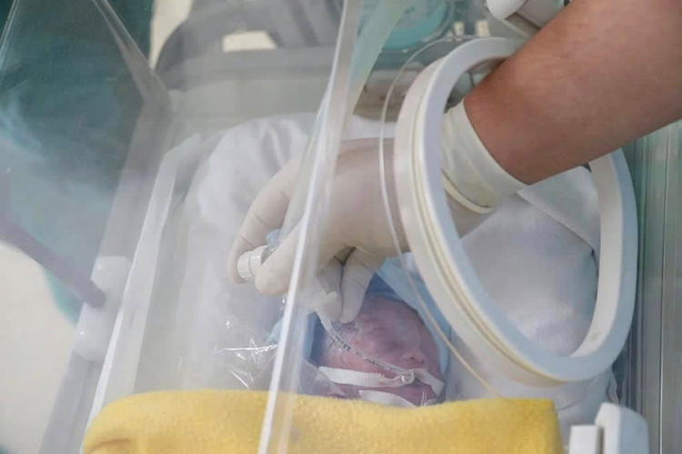 Bé Bình An được chăm sóc rất tốt đã nặng 1kg - Ảnh BVCC