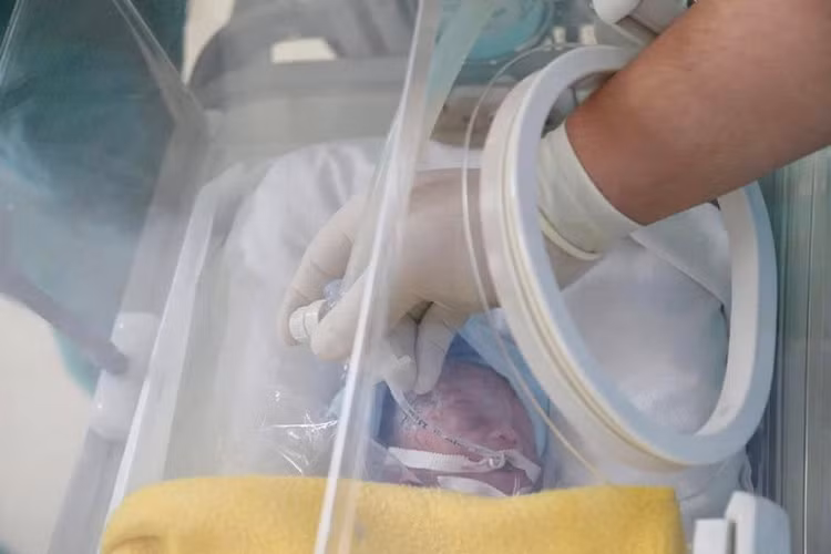 Bé Bình An được chăm sóc rất tốt đã nặng 1kg - Ảnh BVCC