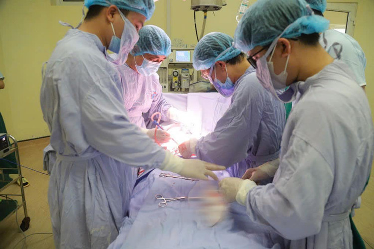 Mổ cấp cứu 2 trong 1 cho sản phụ bán tắc ruột trên nền ung thư đại tràng di căn gan giai đoạn 4, cạn ối khi thai ở thời điểm 27 tuần 5 ngày - Ảnh BVCC