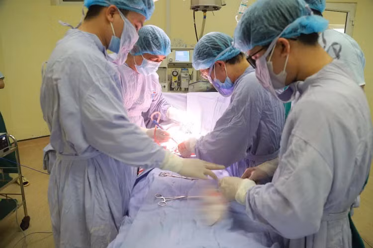 Mổ cấp cứu 2 trong 1 cho sản phụ bán tắc ruột trên nền ung thư đại tràng di căn gan giai đoạn 4, cạn ối khi thai ở thời điểm 27 tuần 5 ngày - Ảnh BVCC