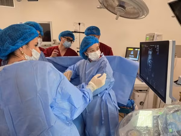 Hút dịch màng phổi thai nhi từ trong bụng mẹ - Ảnh BVCC