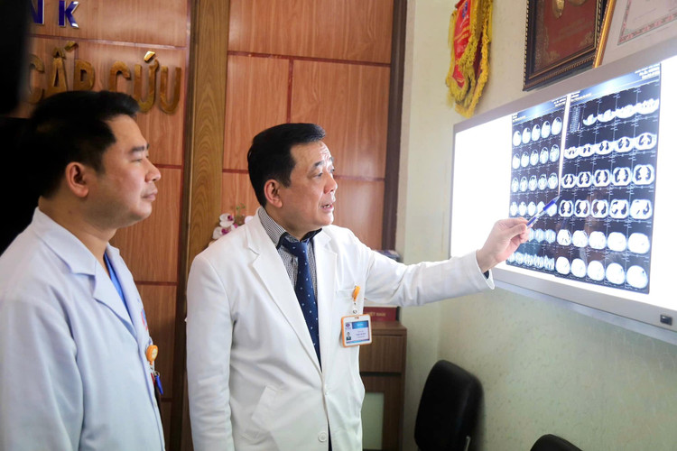 PGS.TS Phạm Văn Bình, Phó Giám đốc chuyên môn Bệnh viện K chỉ đạo trực tiếp để đưa ra phác đồ điều trị cho bệnh nhân - Ảnh BVCC