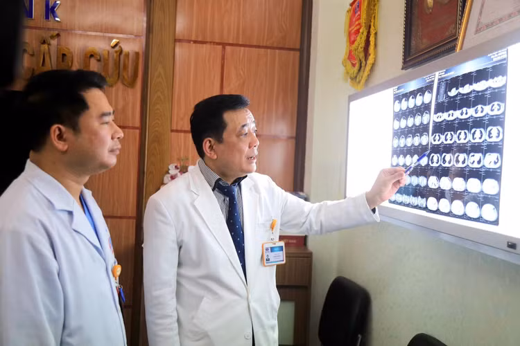 PGS.TS Phạm Văn Bình, Phó Giám đốc chuyên môn Bệnh viện K chỉ đạo trực tiếp để đưa ra phác đồ điều trị cho bệnh nhân - Ảnh BVCC