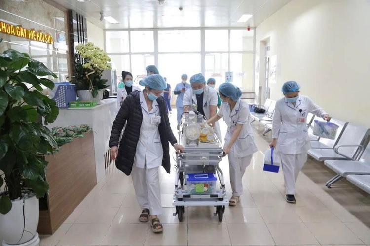 Em bé Bình An chào đời được đưa về chăm sóc tại Bệnh viện Phụ sản Trung ương.