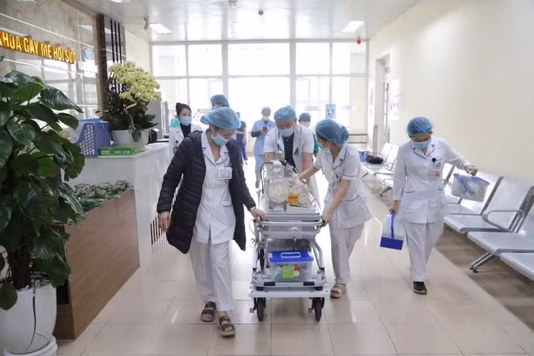 Em bé Bình An chào đời được đưa về chăm sóc tại Bệnh viện Phụ sản Trung ương.