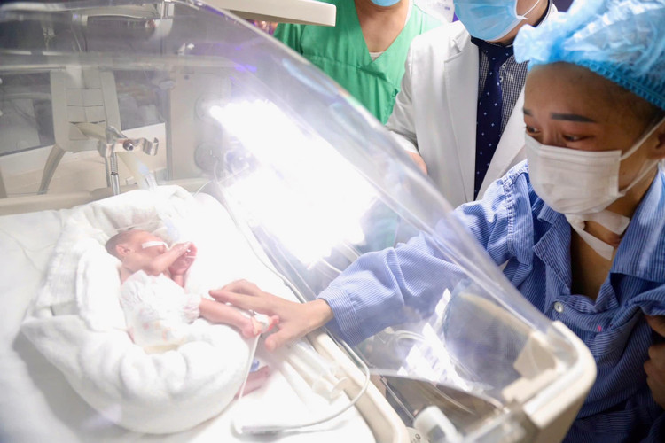 Cảm xúc của người mẹ lần đầu gặp con - Ảnh BVCC