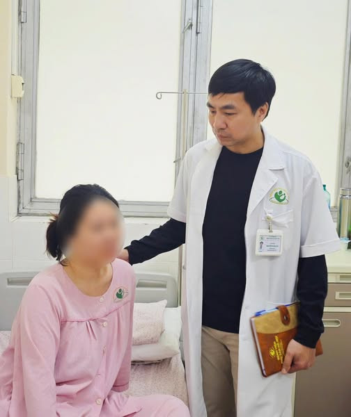 Thăm khám cho thai phụ sau phẫu thuật - Ảnh BVCC