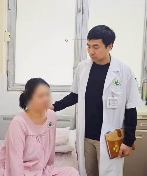 Thăm khám cho thai phụ sau phẫu thuật - Ảnh BVCC