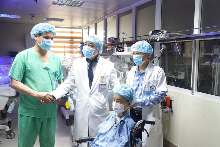 Sự nỗ lực ê-kíp bác sĩ 2 bệnh viện đã giúp người mẹ ung thư thực hiện được ước nguyện nhìn thấy con, ở bên con - Ảnh BVCC