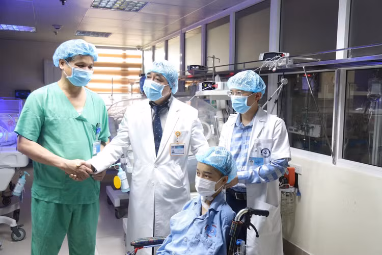 Sự nỗ lực ê-kíp bác sĩ 2 bệnh viện đã giúp người mẹ ung thư thực hiện được ước nguyện nhìn thấy con, ở bên con - Ảnh BVCC