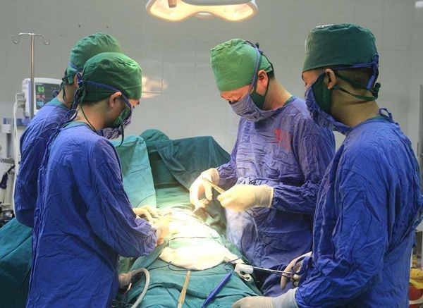 Kíp phẫu thuật đang tiến hành phẫu thuật cho người bệnh - Ảnh BVCC