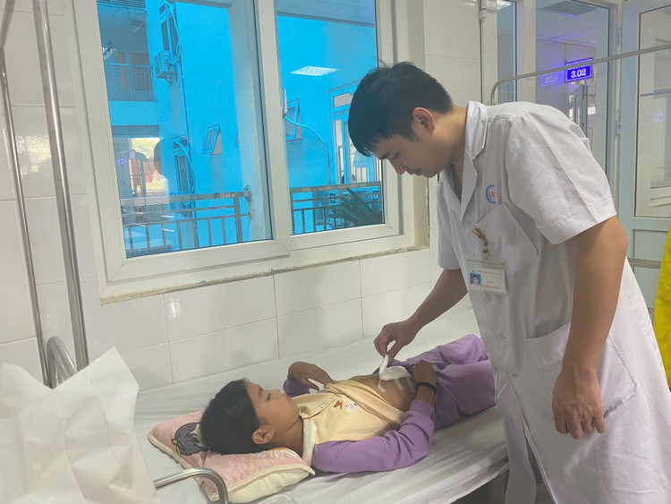 Thăm khám cho bệnh nhân sau mổ - Ảnh BVCC