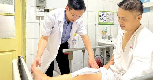 PGS.TS Dương Đình Toàn khám lại cho người bệnh sau phẫu thuật